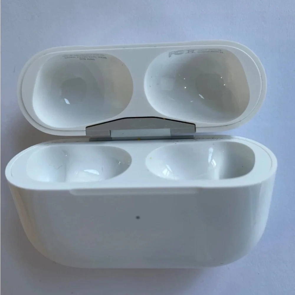 GENUINE Apple AirPods Pro 1st Gen Replacement Charging Case Model A2190 - White